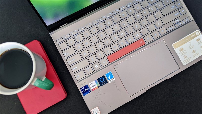 Đèn nền của bàn phím cho phép bạn gõ dễ dàng trong điều kiện ánh sáng mờ hoặc trong phòng tác giả đen nhưng không phải lúc nào đèn cũng sáng.