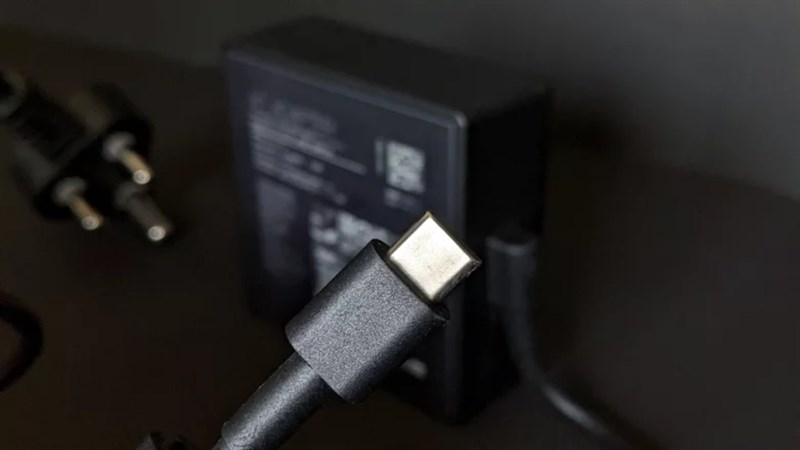 ASUS Zenbook 14X OLED Space Edition trang bị pin Li-Ion 3 cell 63Wh với hỗ trợ sạc nhanh 100 W Type-C.