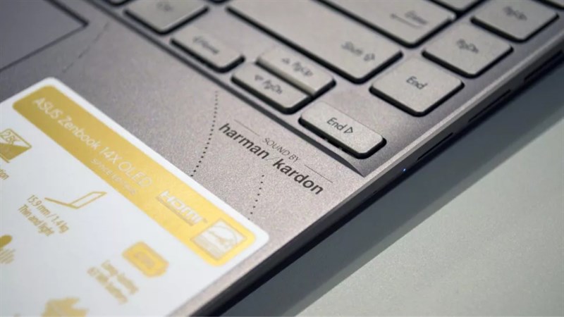 Khu vực xung quanh bàn phím của ASUS Zenbook 14X OLED Space Edition có lớp hoàn thiện giống như nắp máy và hạn chế bám bẩn rất tốt.