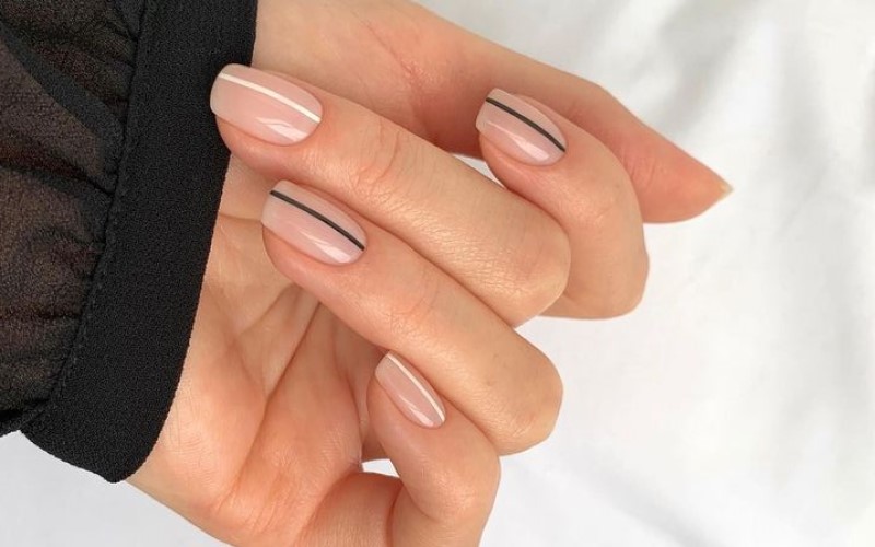 Mẫu nail màu da kết hợp họa tiết đường kẻ