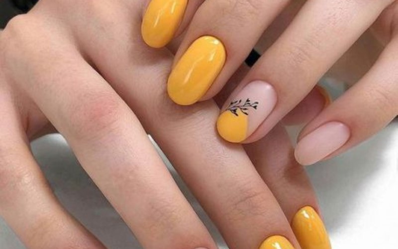 Mẫu nail màu vàng cho da ngăm