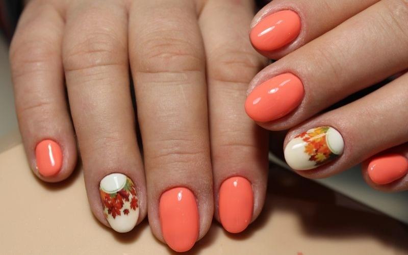 Màu nail vàng kết hợp hồng đào cho làn da ngăm