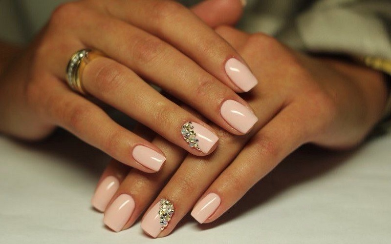 Mẫu nail đính đá cho da ngăm