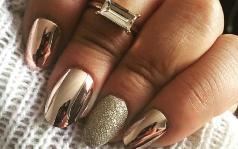 Mẫu nail màu ánh kim khỏe khoắn và rực rỡ