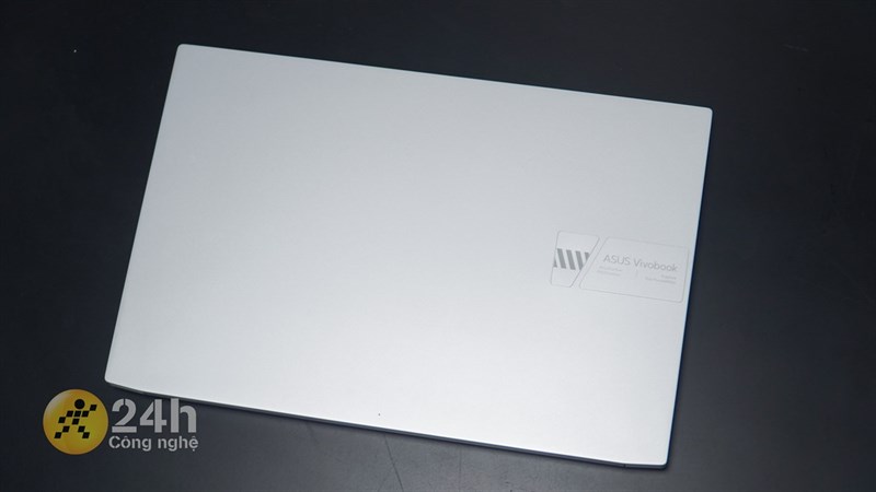 Mặt A của Vivobook Pro 15 OLED. Mặt A của Vivobook Pro 15 OLED.