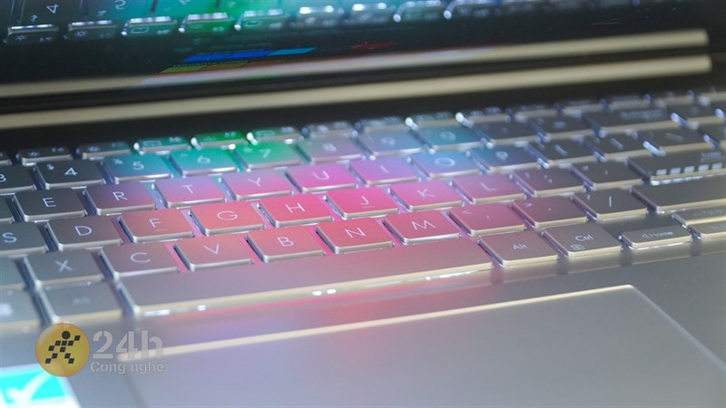 Bàn phím của Vivobook Pro 15 OLED có đèn nền bên dưới nên chúng ta có thể dùng máy ở nhiều điều kiện sáng khác nhau. Bàn phím của Vivobook Pro 15 OLED có đèn nền bên dưới nên chúng ta có thể dùng máy ở nhiều điều kiện sáng khác nhau.