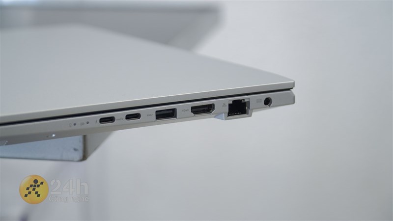 Còn đây là cạnh phải của Vivobook Pro 15 OLED, đa dạng các cổng kết nối quá chứ nhỉ các bạn? Còn đây là cạnh phải của Vivobook Pro 15 OLED, đa dạng các cổng kết nối quá chứ nhỉ các bạn?