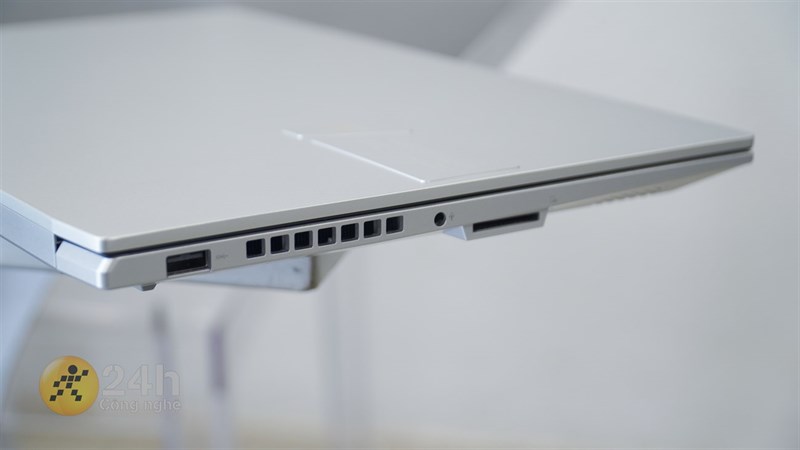 Cạnh trái của Vivobook Pro 15 OLED. Cạnh trái của Vivobook Pro 15 OLED.
