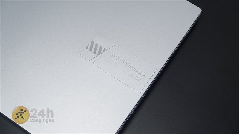 Cận cảnh logo ASUS Vivobook được làm khá độc đáo. Cận cảnh logo ASUS Vivobook được làm khá độc đáo.