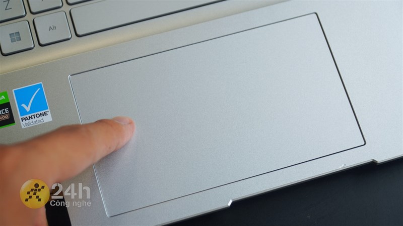Bàn rê chuột của Vivobook Pro 15 OLED cho trải nghiệm vuốt, chạm, lướt rất tốt. Bàn rê chuột của Vivobook Pro 15 OLED cho trải nghiệm vuốt, chạm, lướt rất tốt.