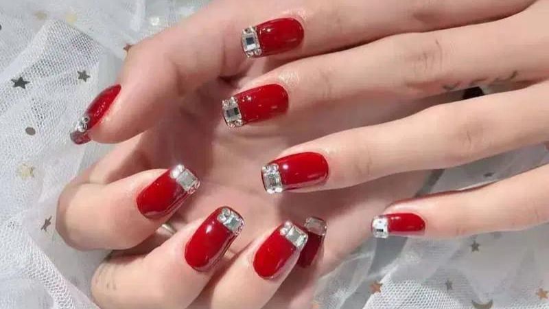 Nail đỏ đính đá ở đầu móng