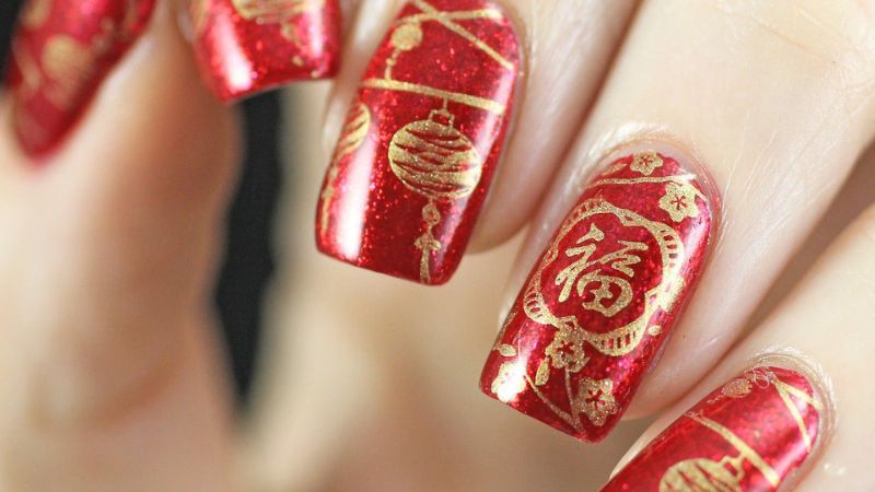 Nail đỏ cùng hình ảnh lồng đèn và liễn ngày Tết