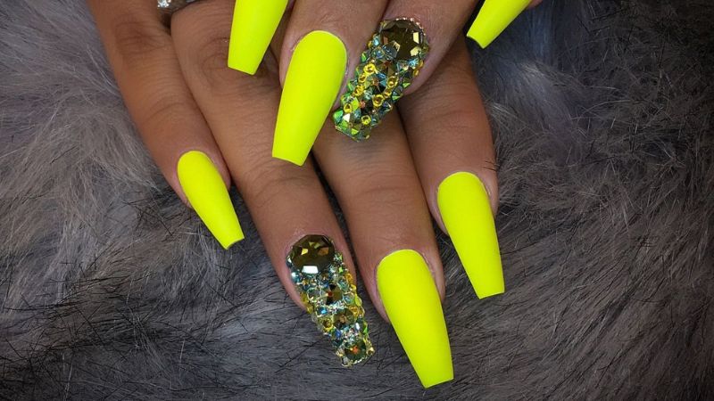Thiết kế móng tay màu vàng neon với kim cương giả