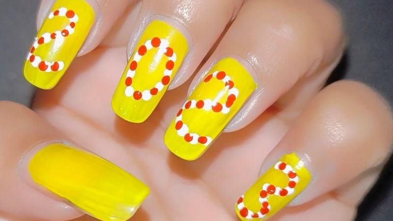 Mẫu nail màu vàng tươi mang số 2023