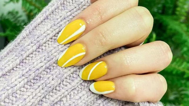 Nail vàng vẽ thêm line trắng