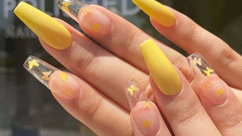 Nail vàng trơn xen kẽ móng trong suốt vẽ bướm