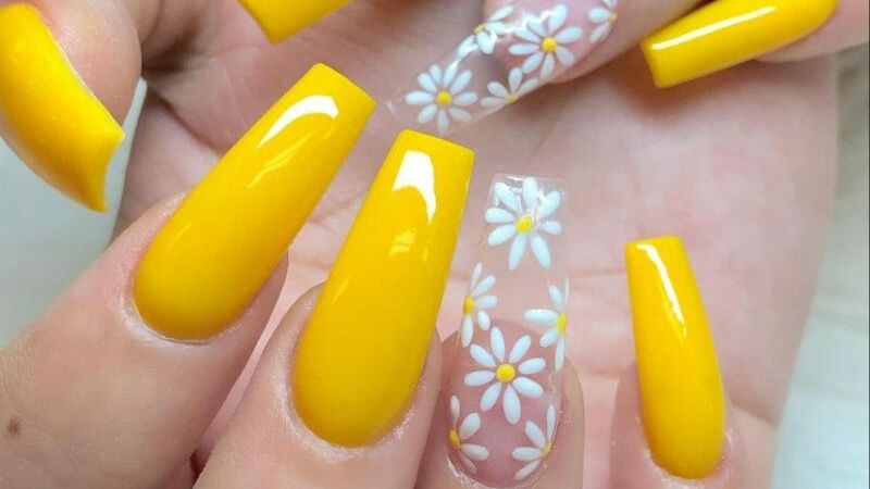 Mẫu nail vàng với điểm nhấn hoa cúc