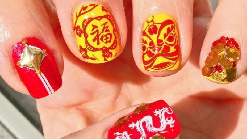 Mẫu nail vàng với những hình ảnh đặc trưng của ngày Tết