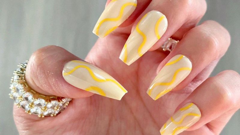 Nail nền vàng nhạt được vẽ line cùng màu với sắc độ đậm hơn