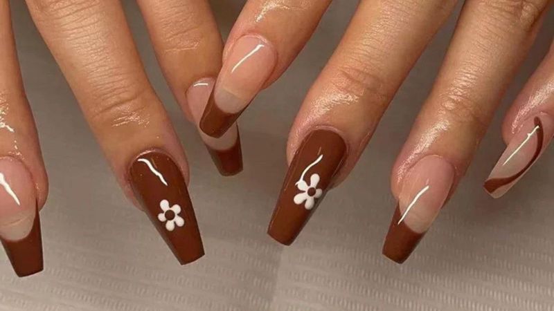 Mẫu nail vào nâu cùng hoa trắng