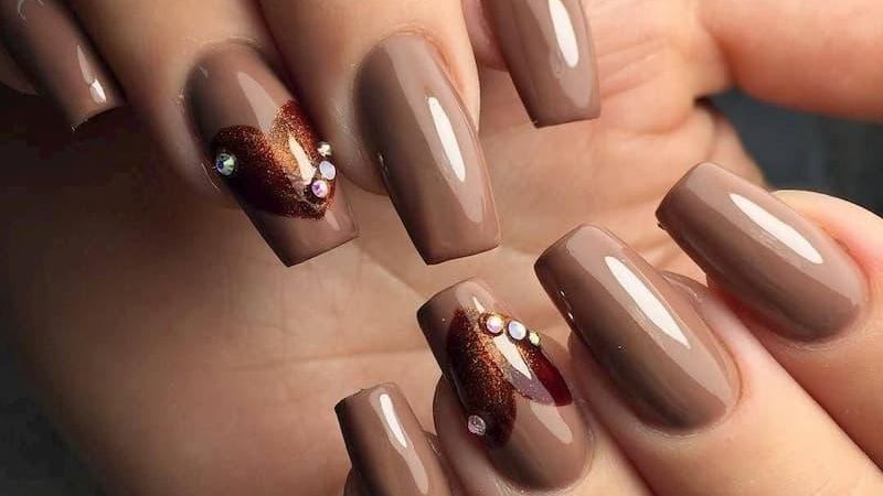 Mẫu nail nâu cùng hình trái tim và đính đá