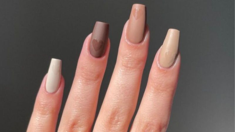 Mẫu nail được kết hợp từ màu nâu và nude