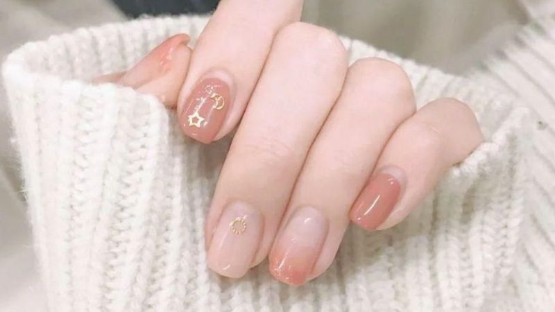 Mẫu nail màu nude đơn giản