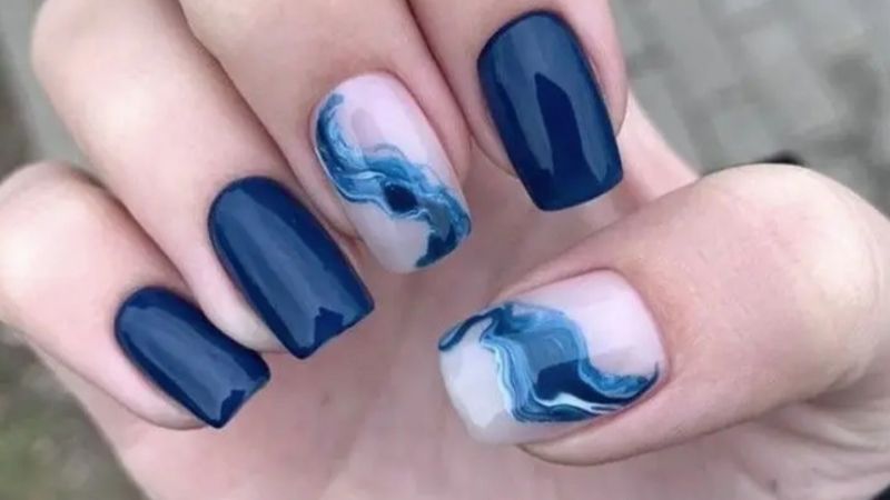 Nail xanh đậm cùng họa tiết vân đá