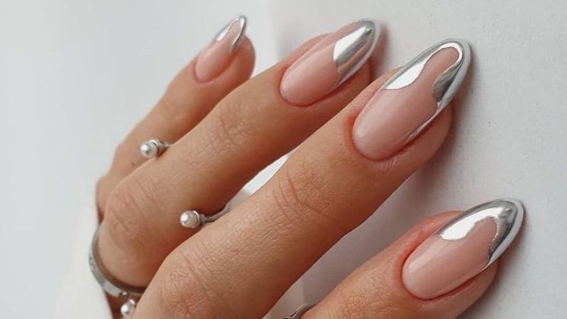 Mẫu nail trong suốt với đầu móng chrome