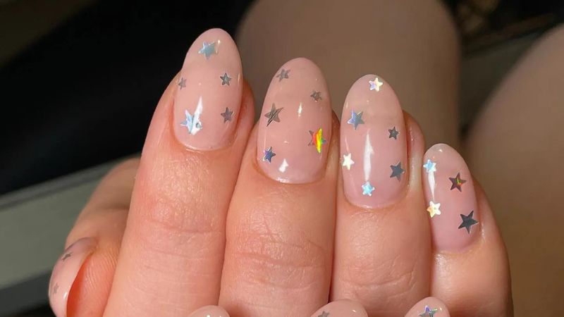 Mẫu nail đính ngôi sao đơn giản