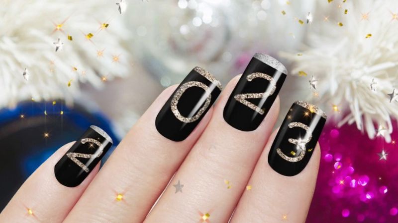 Mẫu nail đen với dãy số 2023 ánh nhũ