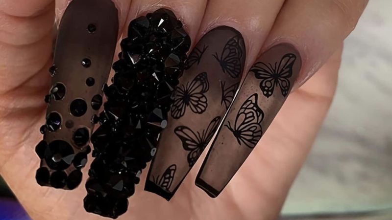 Mẫu nail đen đính đá huyền bí