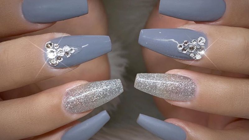 Nail xám ánh xanh kết hợp đính đá và ánh nhũ