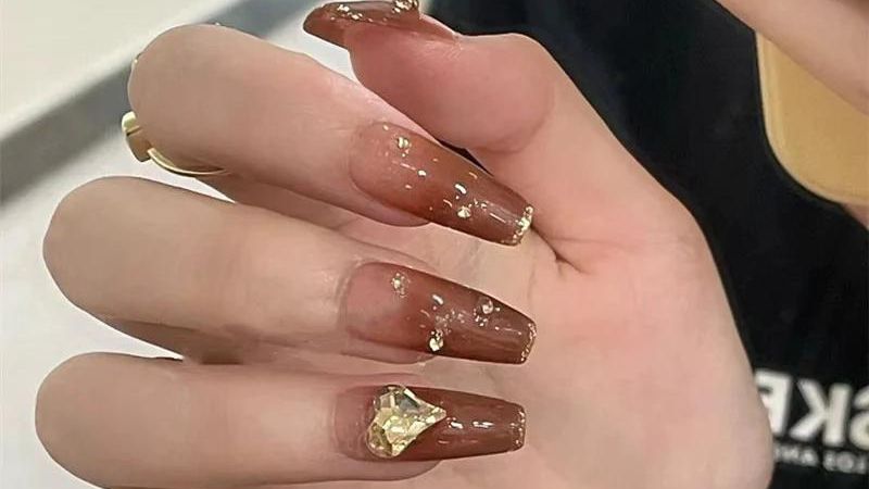 Mẫu nail màu nâu đính đá