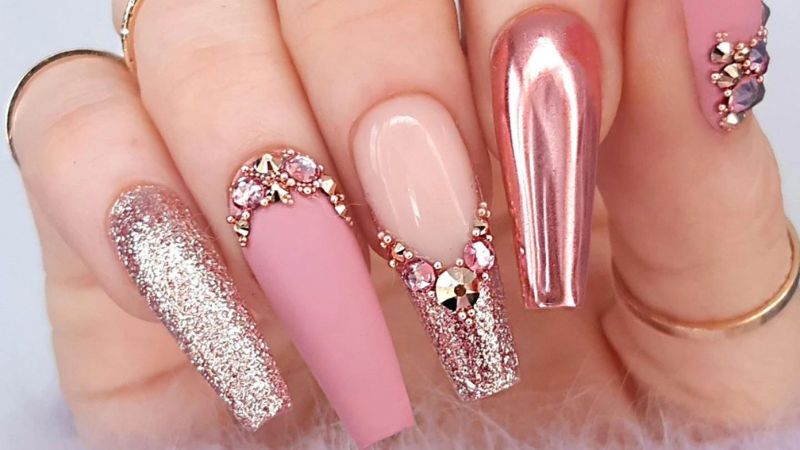 Nail hồng đính đá vừa điệu đà vừa cá tính