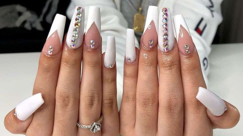 Nail trắng đính đá