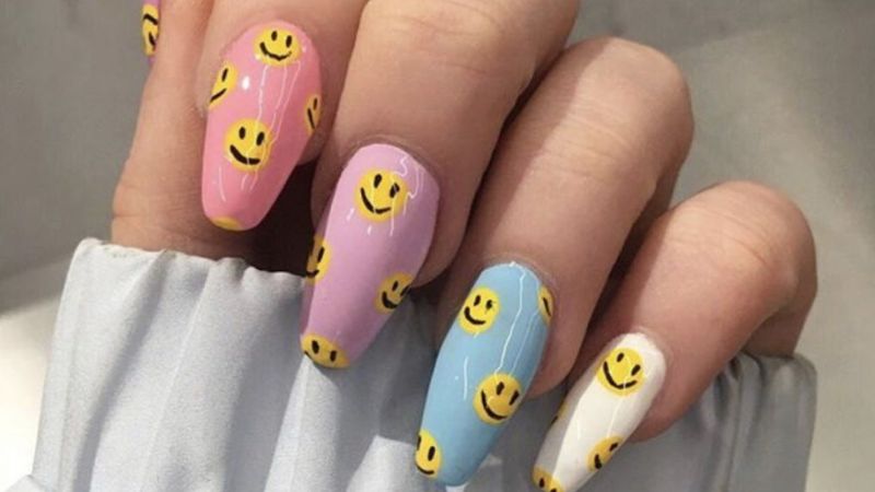 Mẫu nail pastel cùng hình mặt cười