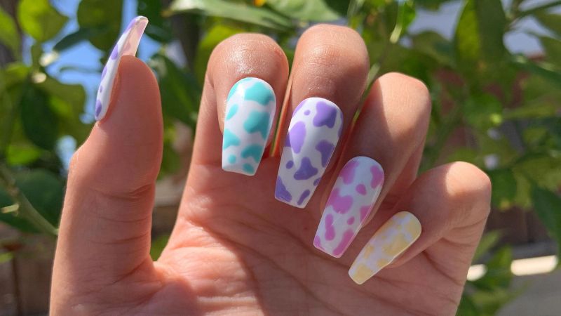 Nail họa tiết bò sữa có gam màu pastel