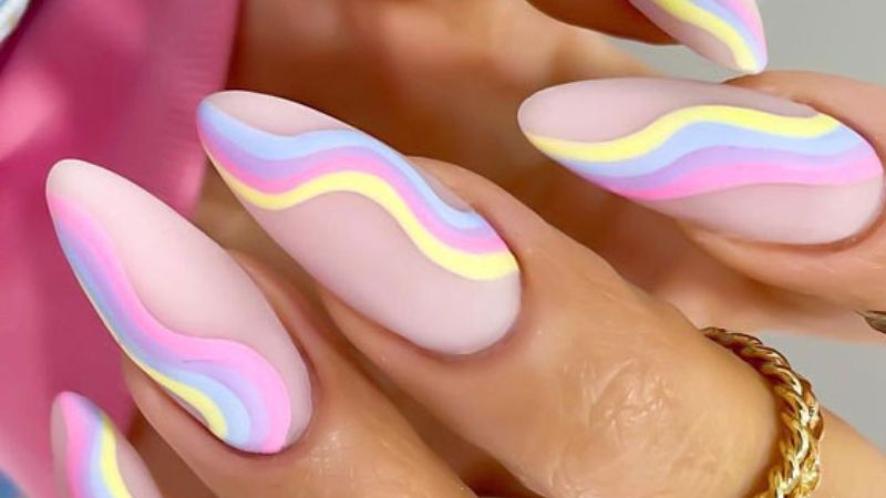 Nền nail màu nude với những line lượn sóng pastel