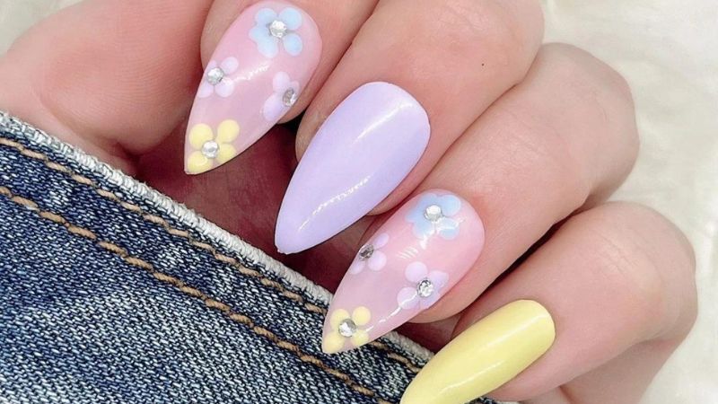 Mẫu nail pastel kết hợp vẽ hoa và đính đá