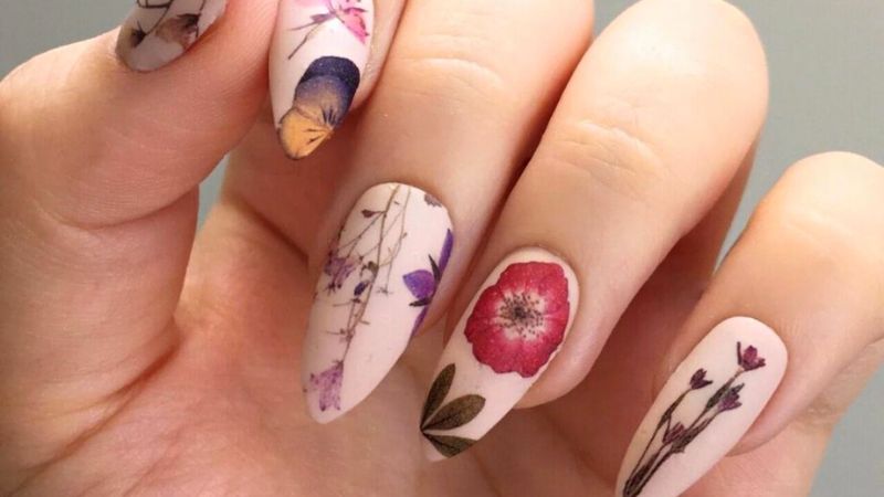 Mẫu nail với hình ảnh nhiều loài hoa