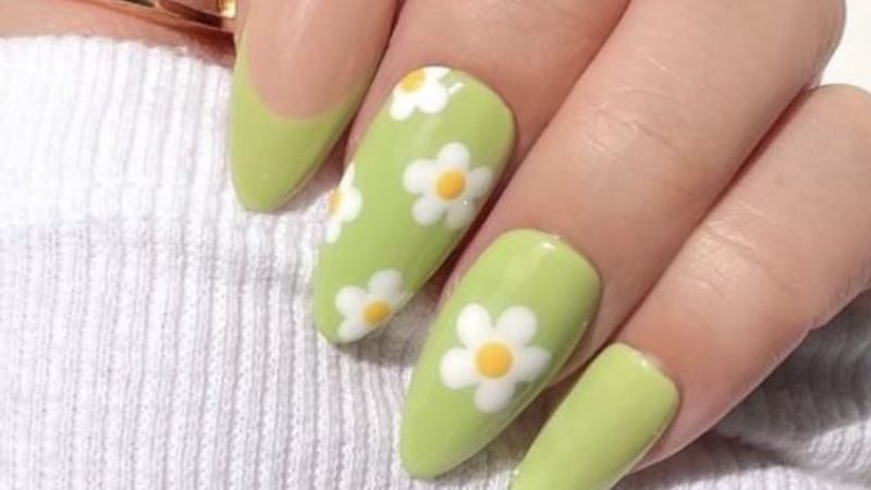 Mẫu nail xanh bơ cùng hoa cúc trắng