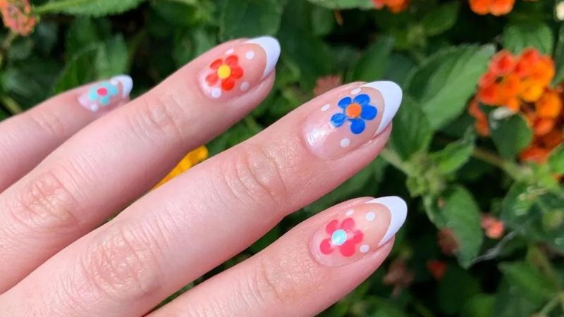 Nail nền chấm bi và hoa rực rỡ