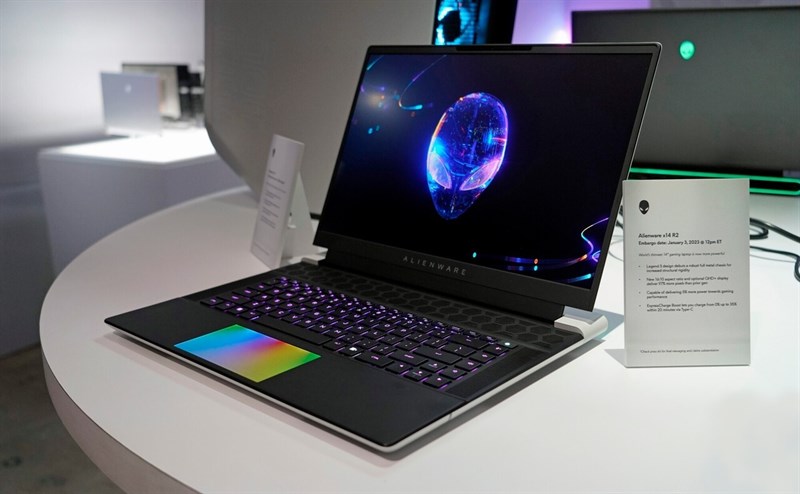 Alienware với thiết kế hiện đại cùng touchpad có led RGB