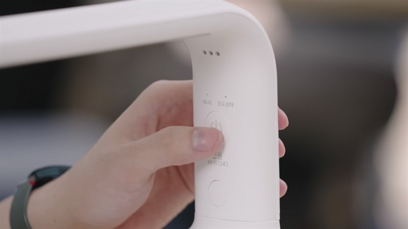 Phần tay cầm phía trên của LG Tiiun Mini được trang bị hệ thống đèn chiếu sáng giúp bạn có thể trồng cây ngay trong phòng mà không cần mang ra ngoài.