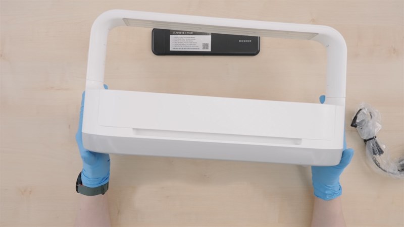 LG Tiiun Mini được hoàn thiện từ chất liệu nhựa tái chế với tone màu trắng chủ đạo và phần chân đế thì có màu vàng hoặc xám tạo điểm nhấn.