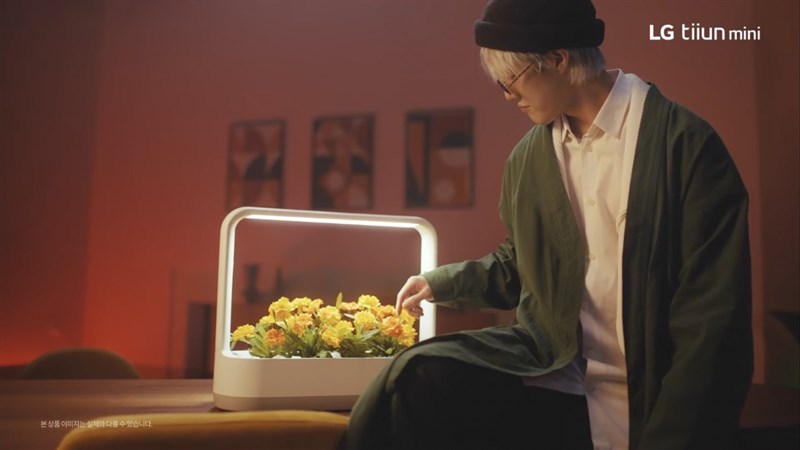 Phần tay cầm của LG Tiiun Mini cũng có thể thay đổi chiều cao để bạn tùy chỉnh theo kích thước cây trồng.