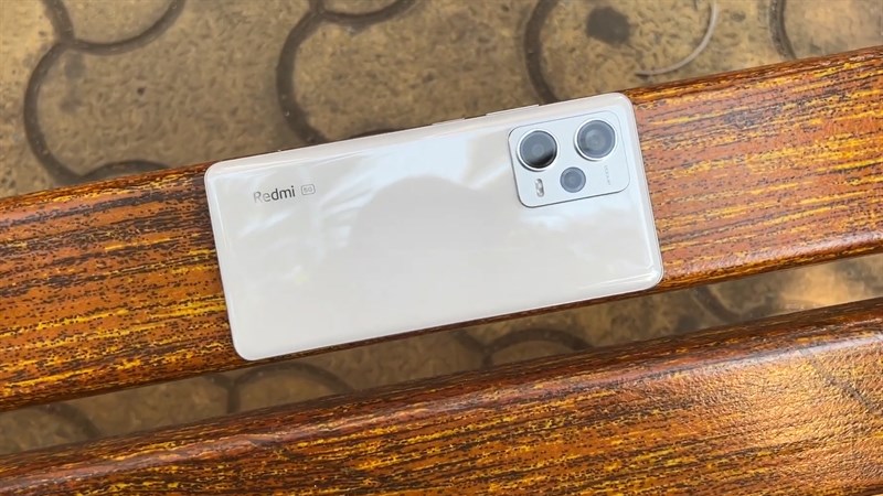 Mặt lưng của Redmi Note 12 Pro+ được phủ lớp nhựa giả kính cùng màu trắng chủ đạo