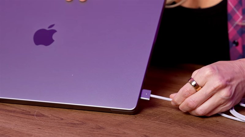 Trên tay MacBook Pro M2 Max