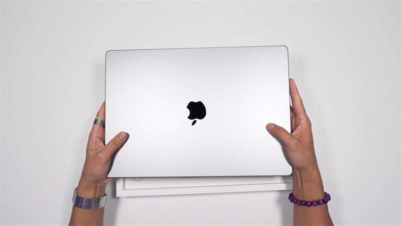 Trên tay MacBook Pro M2 Max